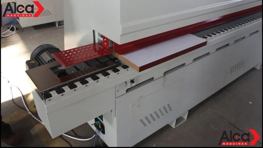 Benefícios da coladeira de bordo automática na indústria moveleira | Alca Máquinas